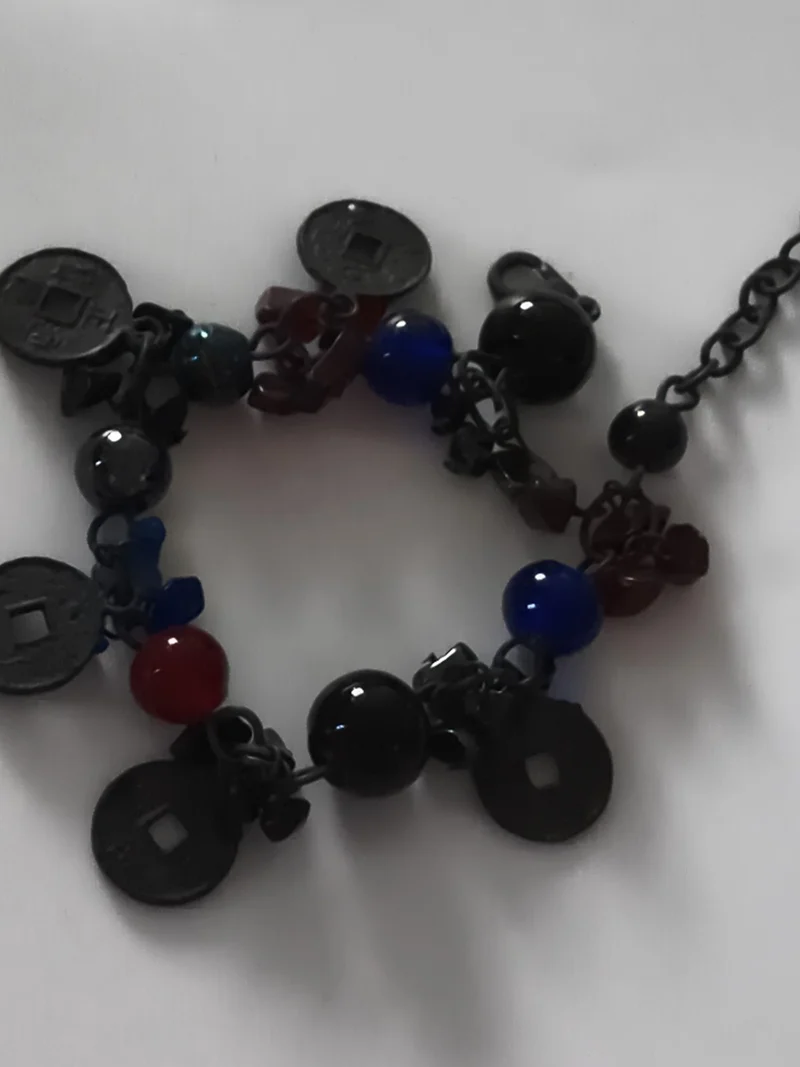 Bracelet vintage breloques pièces asiatiques perles noires rouges bleues