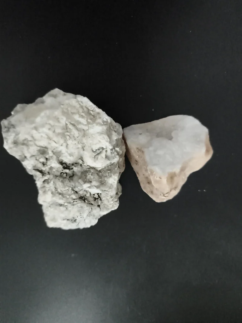 Lot 2 pierres minérales brutes aspect quartz blanc gris décor géologie