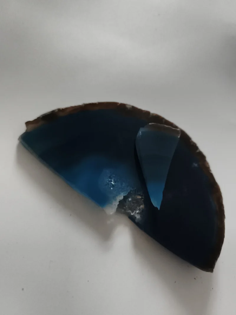 Tranche d'agate ancienne bleu foncé, pierre naturelle décor minéral vintage