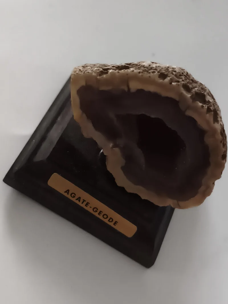 Géode d'agate sur socle, pierre naturelle décorative, minéral brut