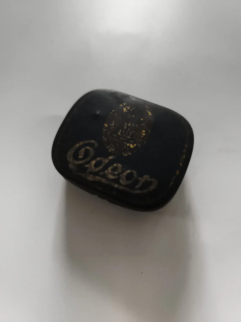 Boîte ancienne Odeon noire, logo doré, déco vintage accessoire rétro