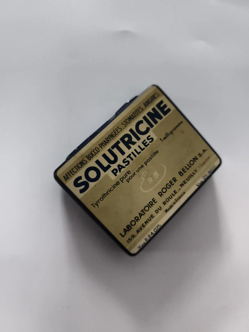 Boîte ancienne Solutricine pastilles Laboratoire Roger Bellon pharmacie vintage