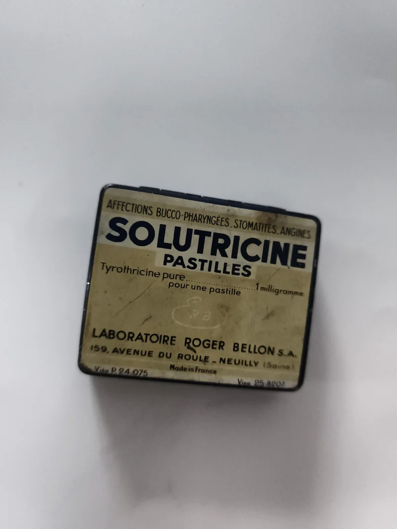 Boîte ancienne Solutricine pastilles Laboratoire Roger Bellon vintage pharmacie