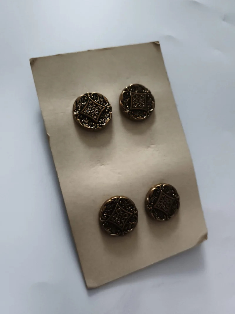 Boutons anciens décorés style baroque doré lot de 4 vintage couture veston