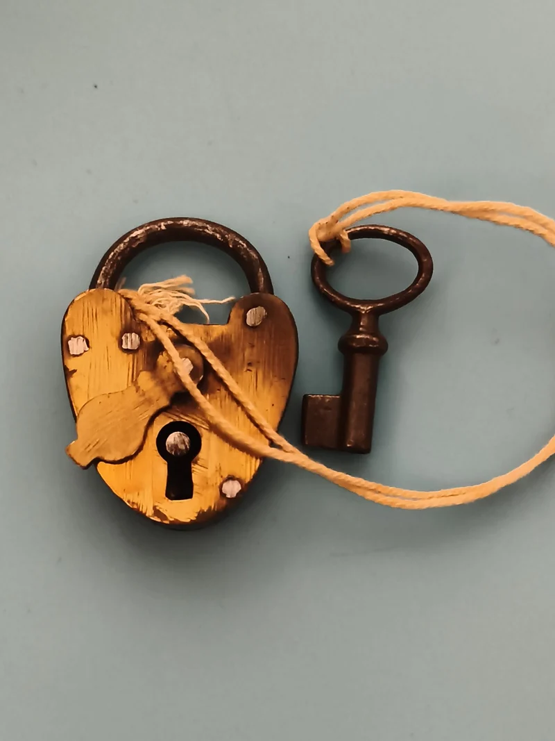 Ancien cadenas à clé cœur laiton aspect vieilli vintage serrure padlock