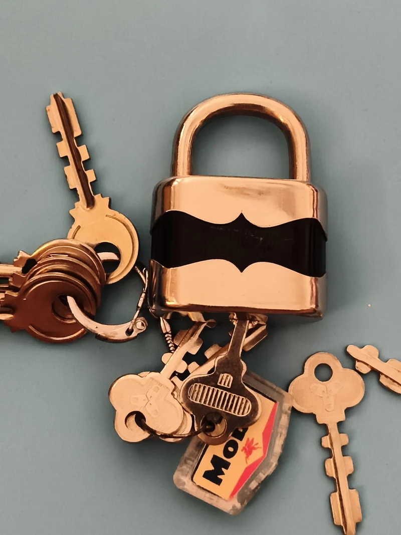 Cadenas ancien avec clés, finition dorée, motif Batman vintage