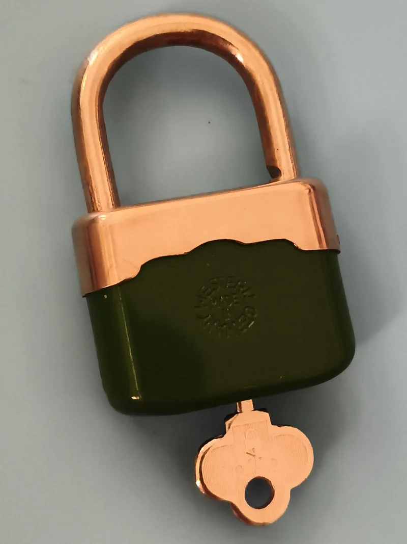 Cadenas ancien Western couleur vert et cuivre avec clé vintage padlock