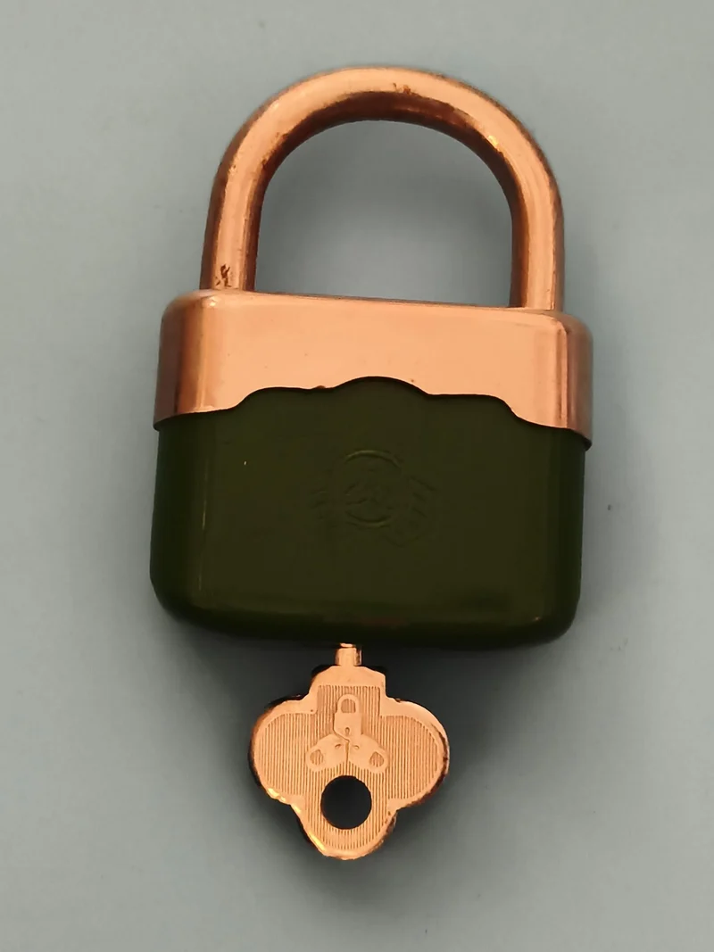 Cadenas ancien avec clé, vert et cuivre, style vintage sécurisé