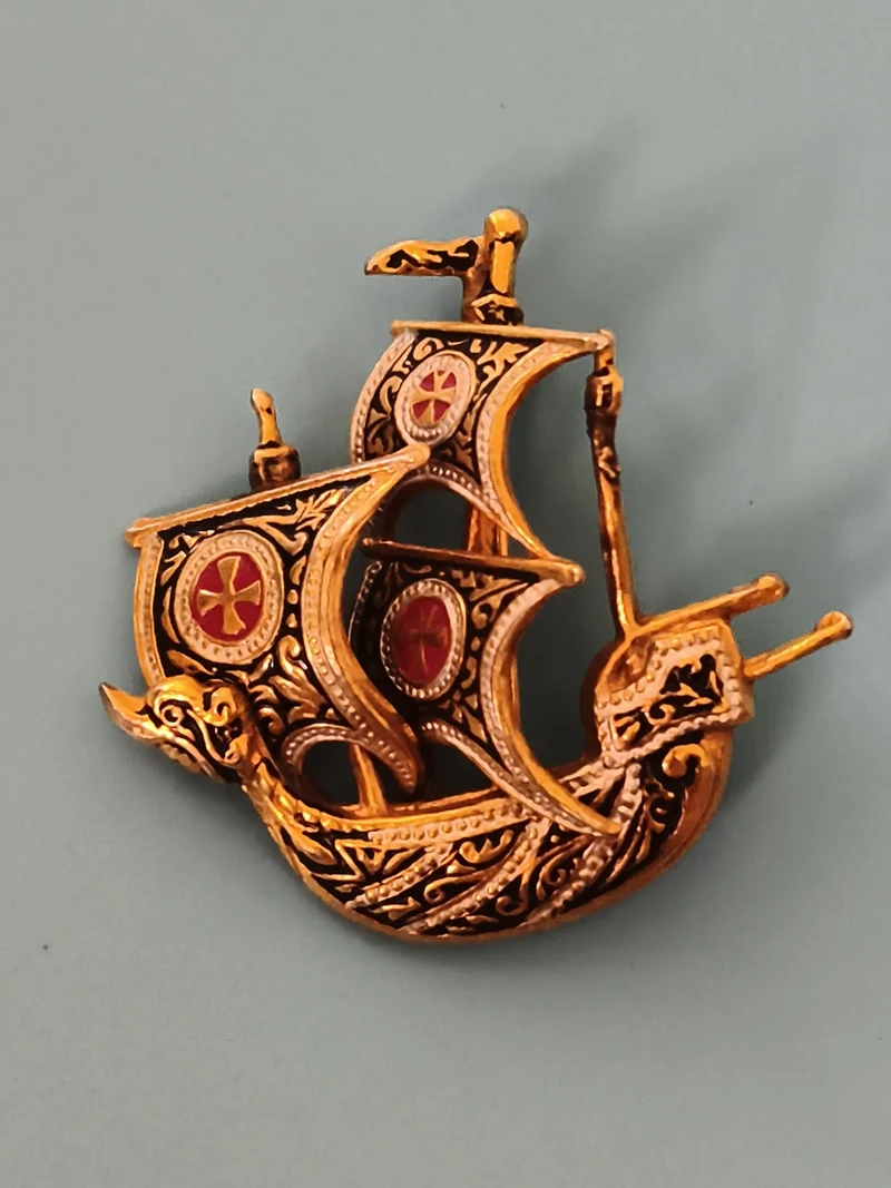 Broche ancienne navire doré style médiéval émaillé rouge noir pin's bateau