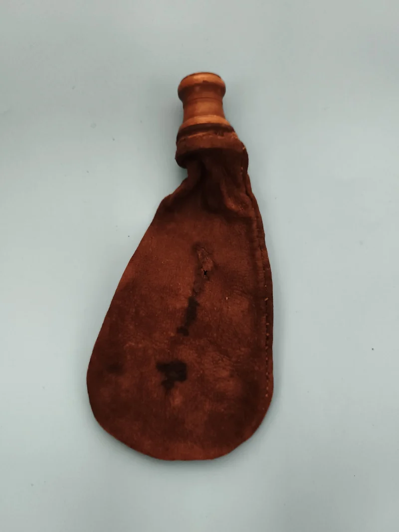Gourde ancienne en cuir et goulot bois, bota rustique vintage
