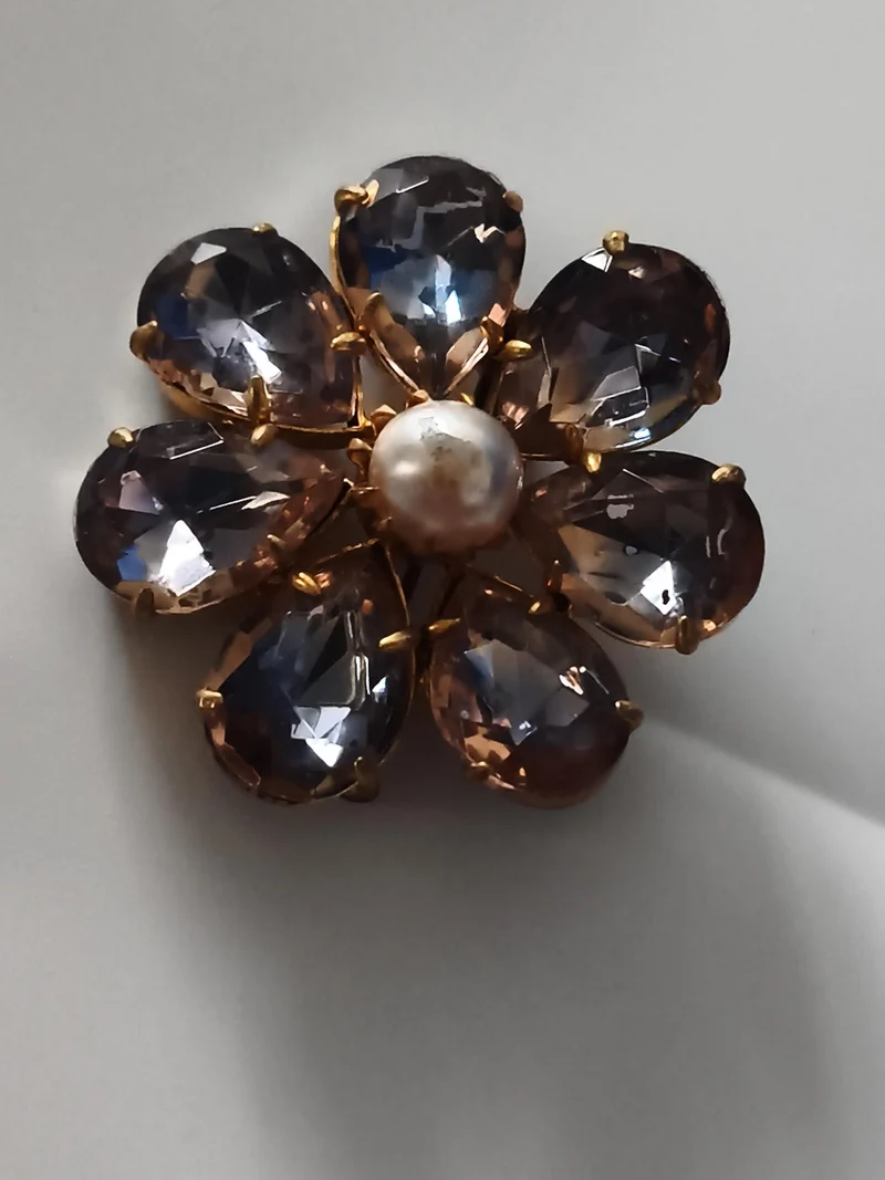 Broche ancienne fleur, cabochons violets, perle centrale, monture dorée vintage