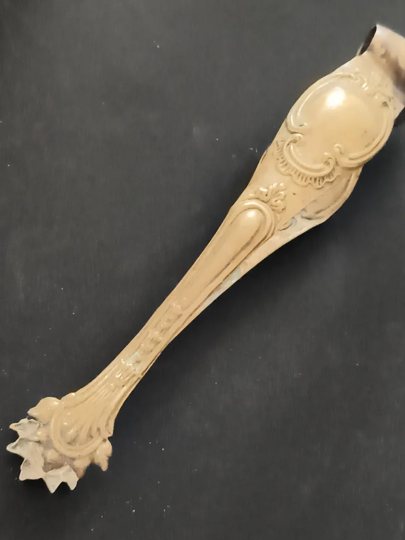 Pince à sucre ancienne décor rocaille doré, ustensile service vintage