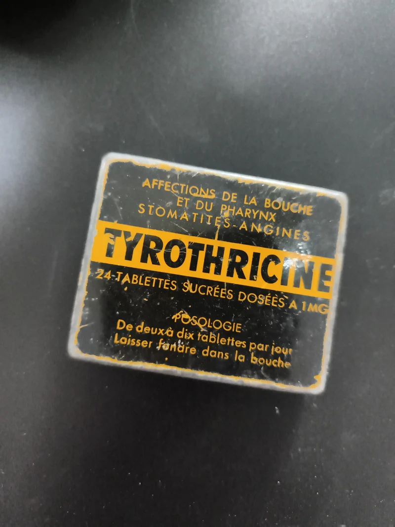 Boîte ancienne TYROTHRICINE comprimés Affections bouche vintage pharmacie déco