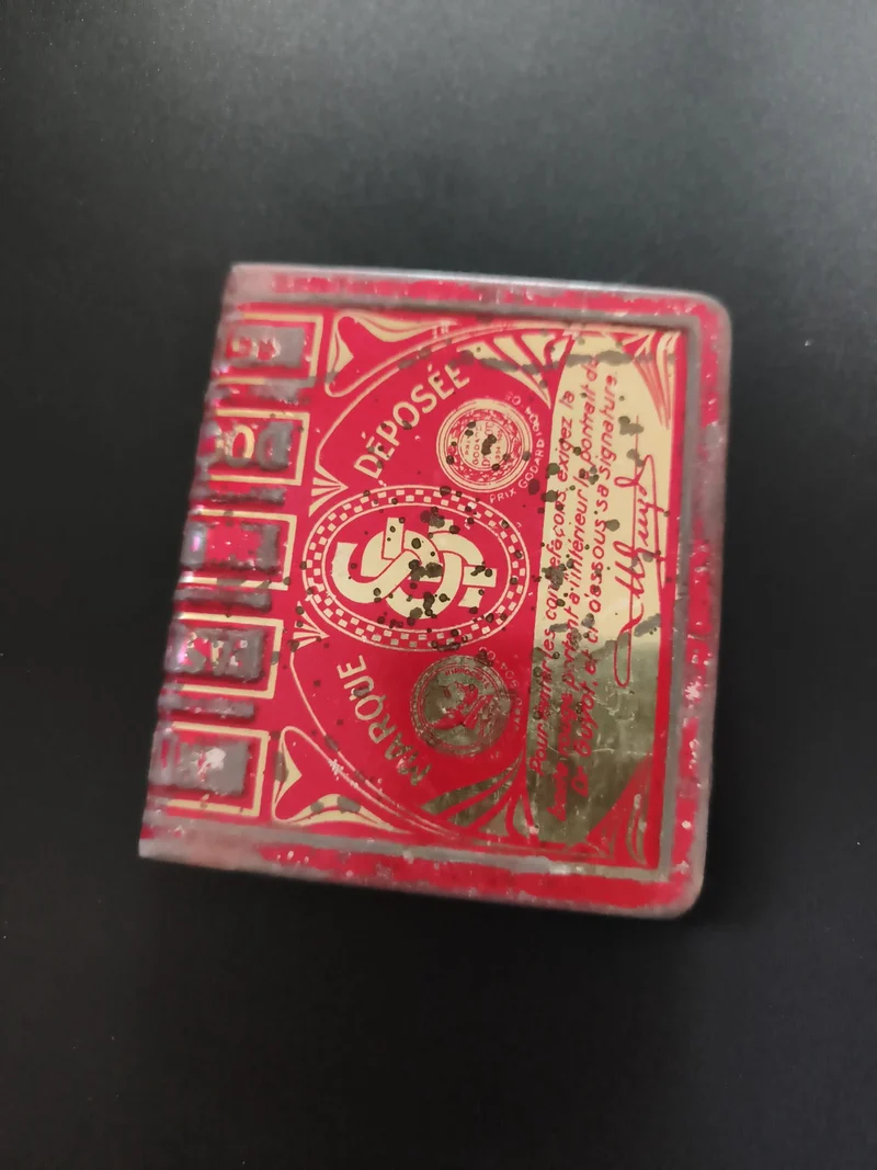 Boîte ancienne métal rouge Marque Déposée décor doré vintage rétro