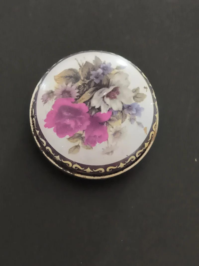 Boîte ancienne ronde décor floral, motif roses, finition laquée vintage
