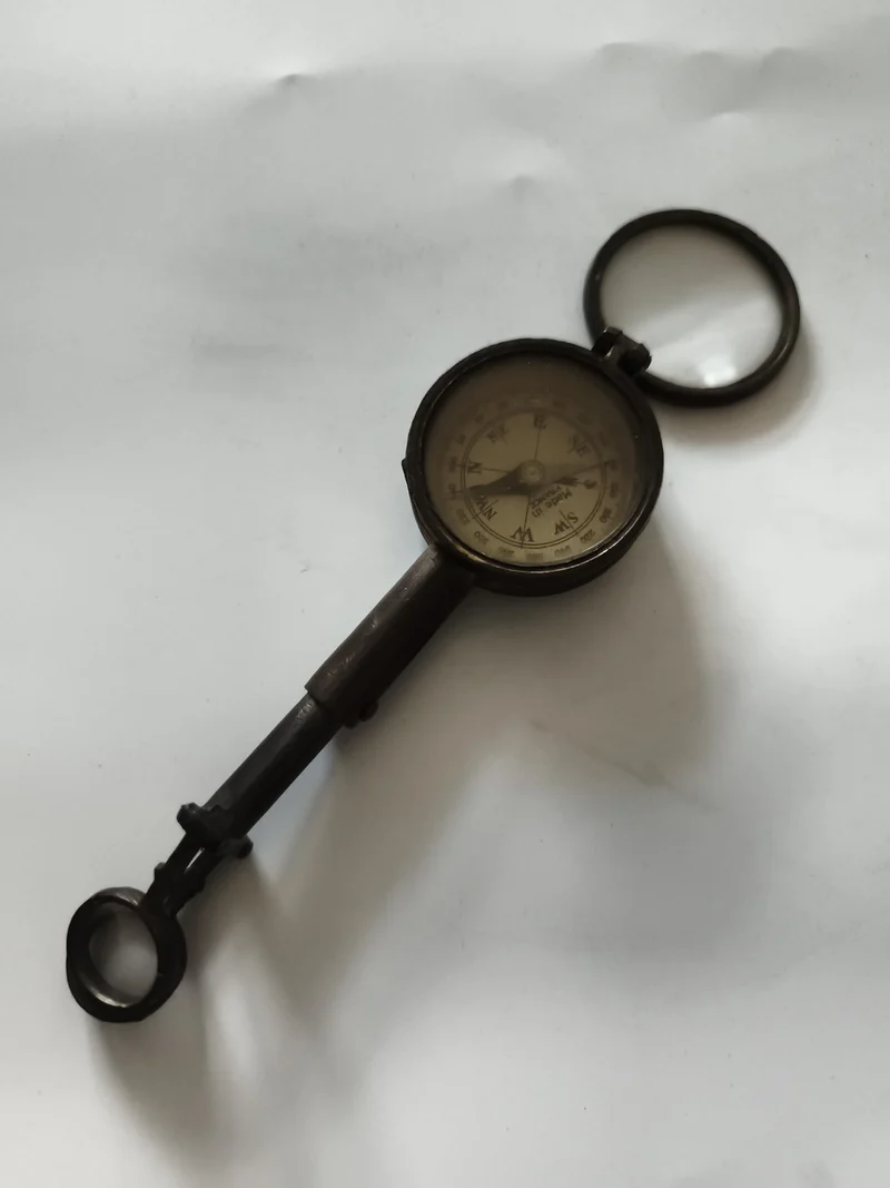Boussole ancienne à loupe et viseur, instrument de navigation rétro