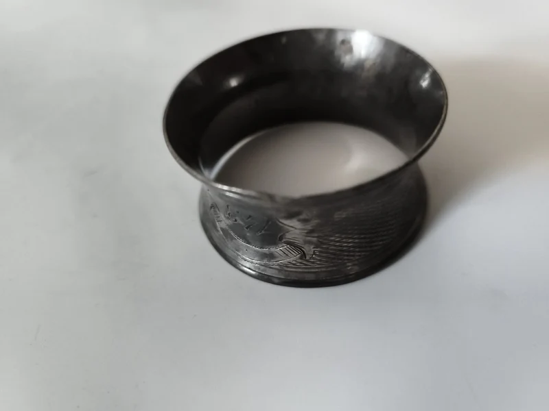 Rond de serviette ancien aspect métal gravé, décor guilloché vintage