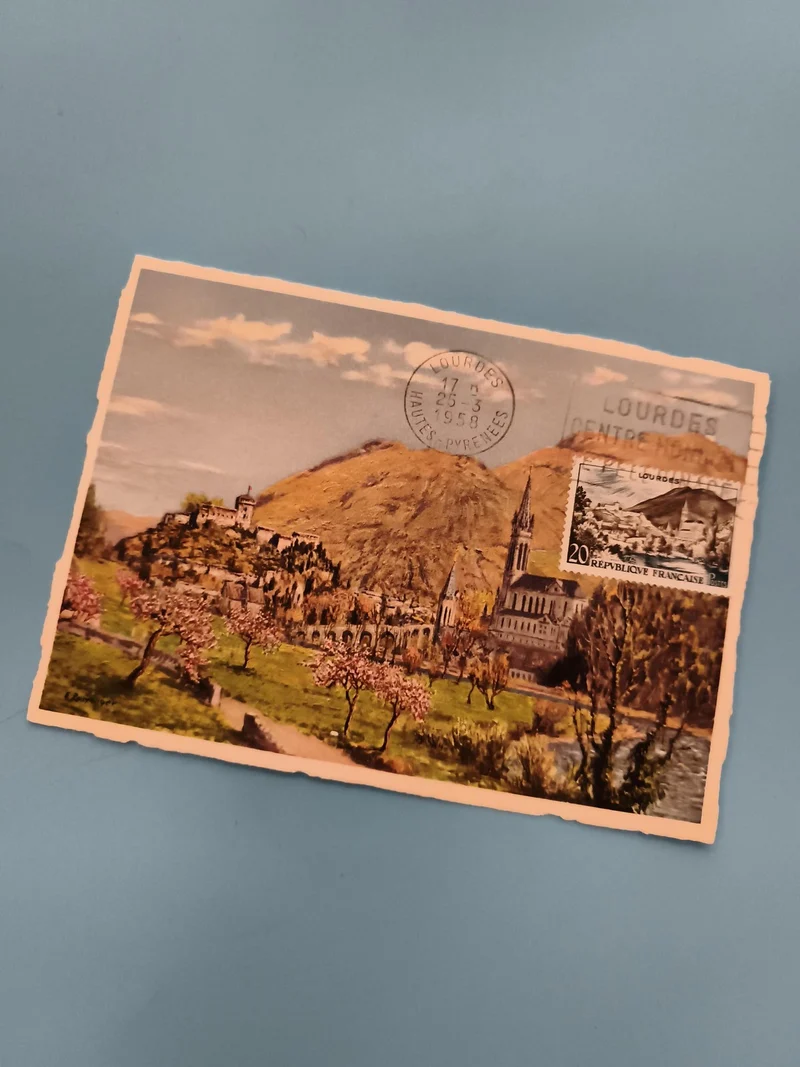 Carte postale Lourdes 1958 oblitérée Hautes-Pyrénées timbre 20c couleur paysage