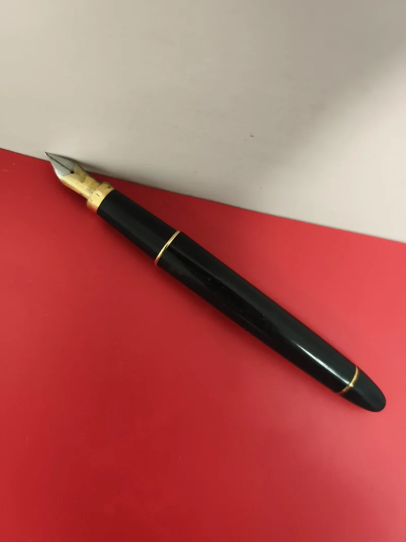 Stylo plume ancien noir finition dorée vintage plume orné