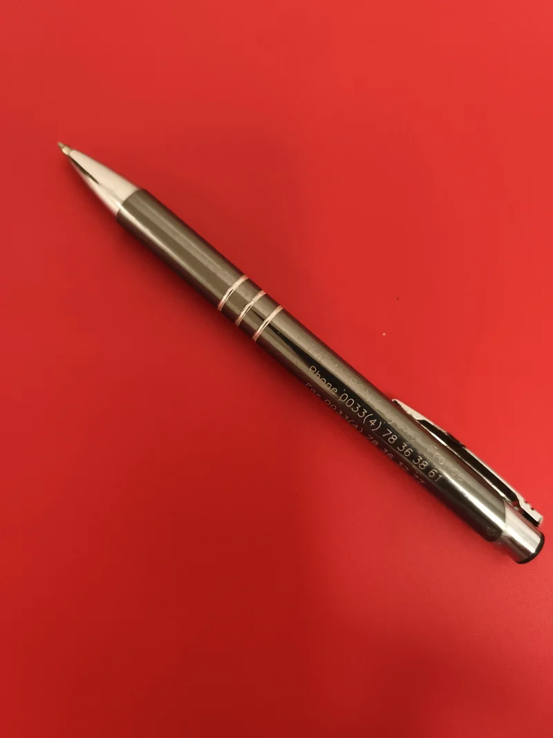 Stylo ancien à bille métal aspect chromé vintage, clip, finition brillante