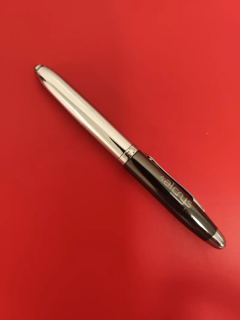 Stylo ancien bicolore métal aspect chromé noir Alcrys vintage rétro