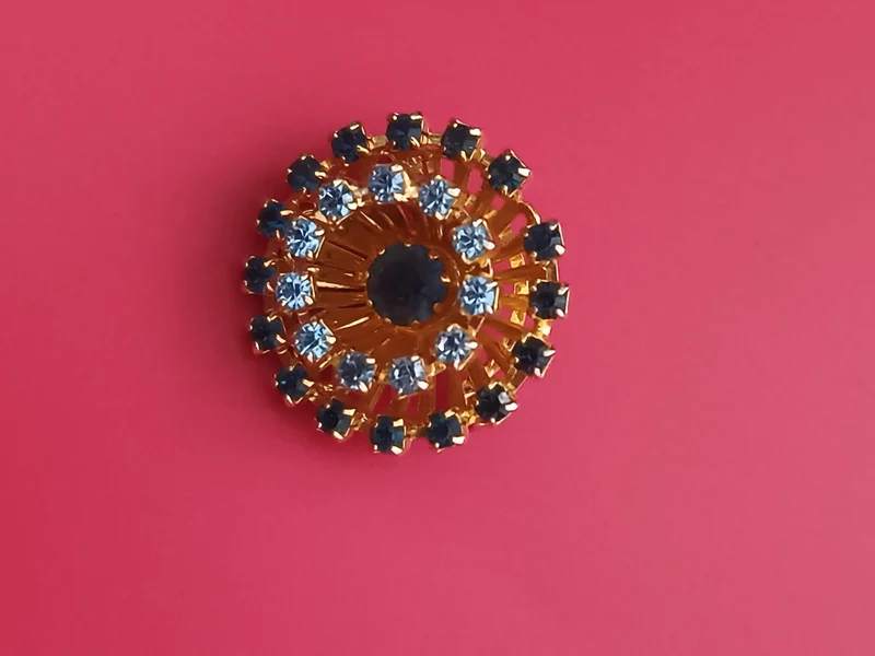 Broche ancienne ronde dorée strass bleu foncé clair vintage rétro