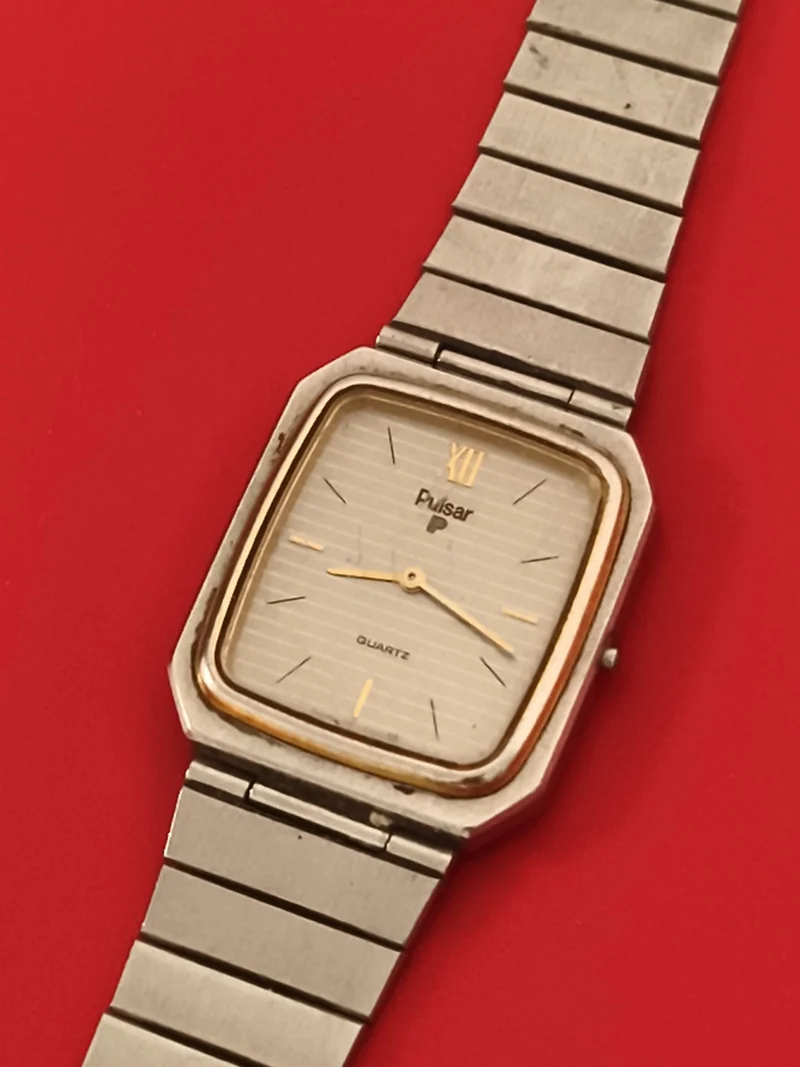 Montre vintage Pulsar quartz carrée acier bicolore ancien modèle rétro