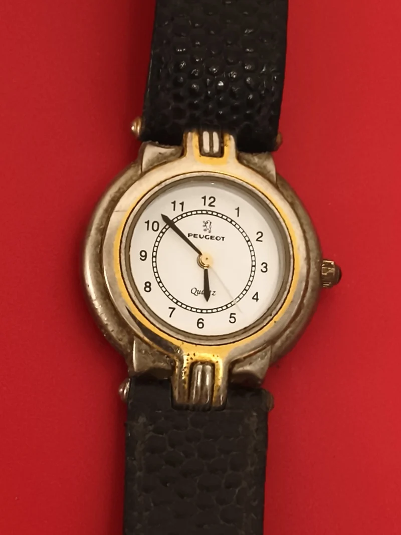 Montre ancienne Peugeot quartz publicitaire, cadran blanc, bracelet noir vintage