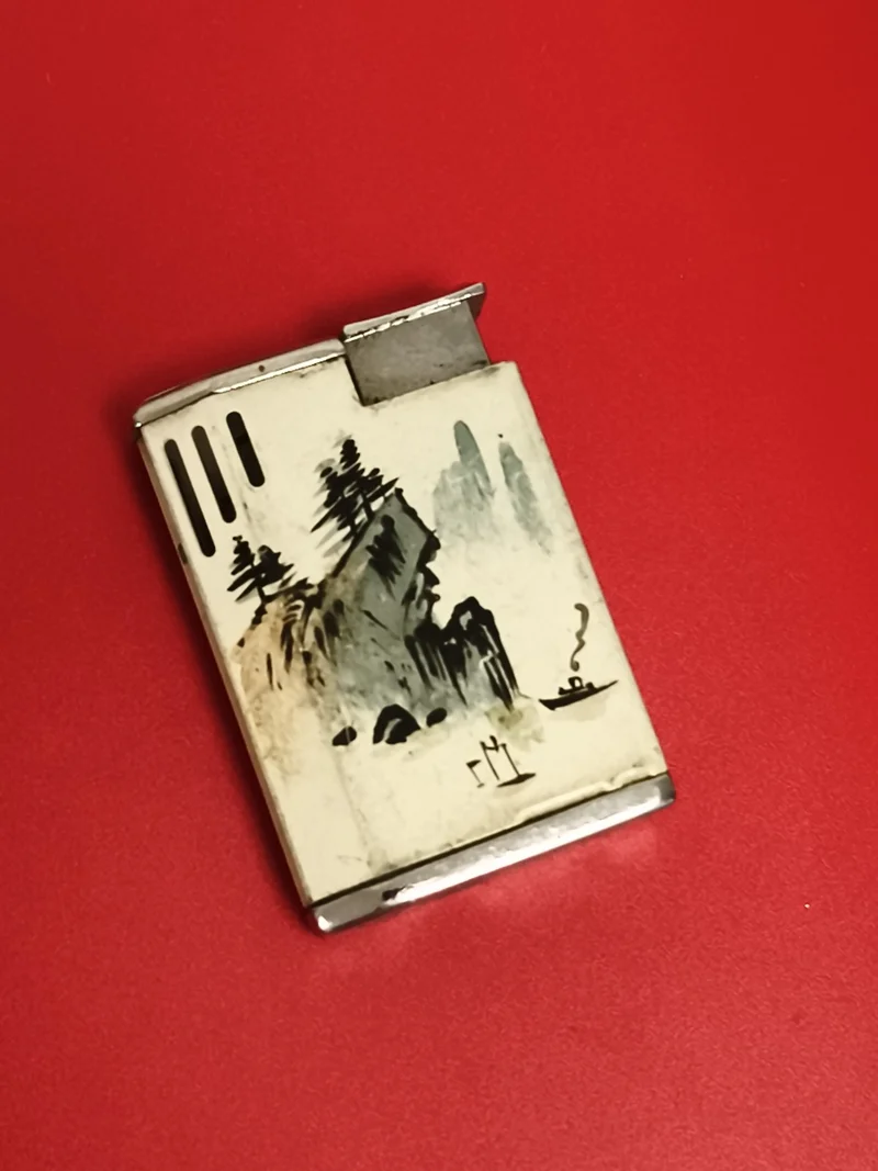 Briquet ancien décor asiatique laqué, vintage, motif paysage, allumeur rétro