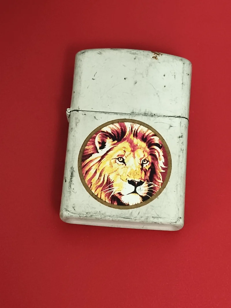 Briquet ancien à essence motif lion, finition métallique vintage, allumeur rétro