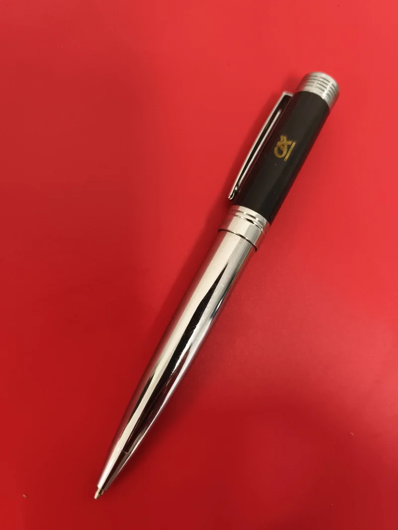 Stylo bille Cerruti ancien, finition chromée, logo doré Crédit Agricole