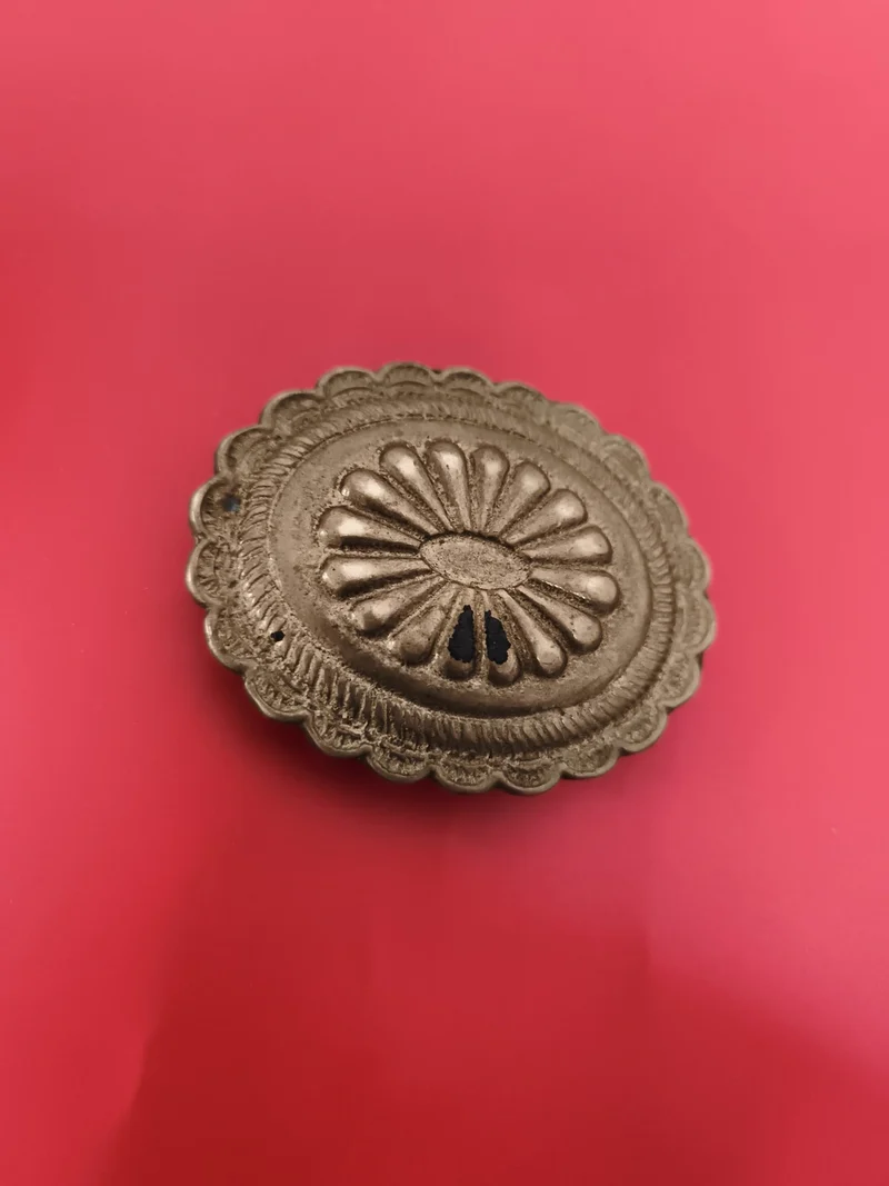 Boucle de ceinture ancienne femme, motif floral bombé, aspect métal doré vintage