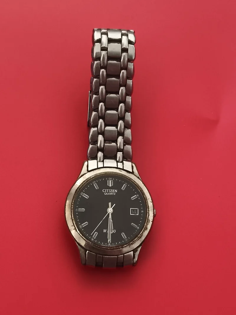 Montre Citizen Quartz ancienne, cadran noir, bracelet métallique, à réviser
