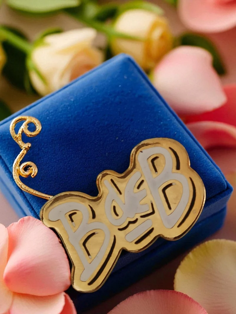 Pin's BdB édition limitée vintage doré lettrage blanc rétro pub