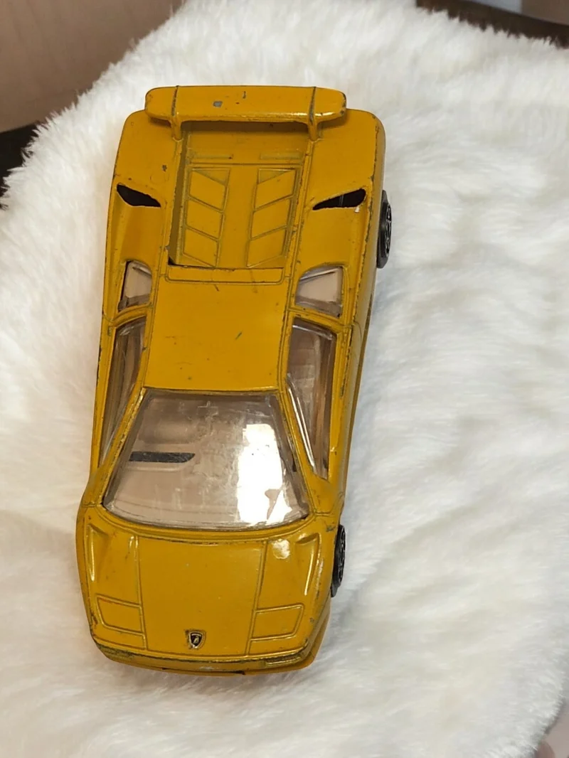 Véhicule miniature Lamborghini jaune vintage, voiture rétro d?occasion