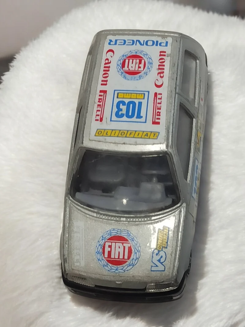Voiture miniature Fiat rallye vintage décorée sponsors, ancienne auto rétro