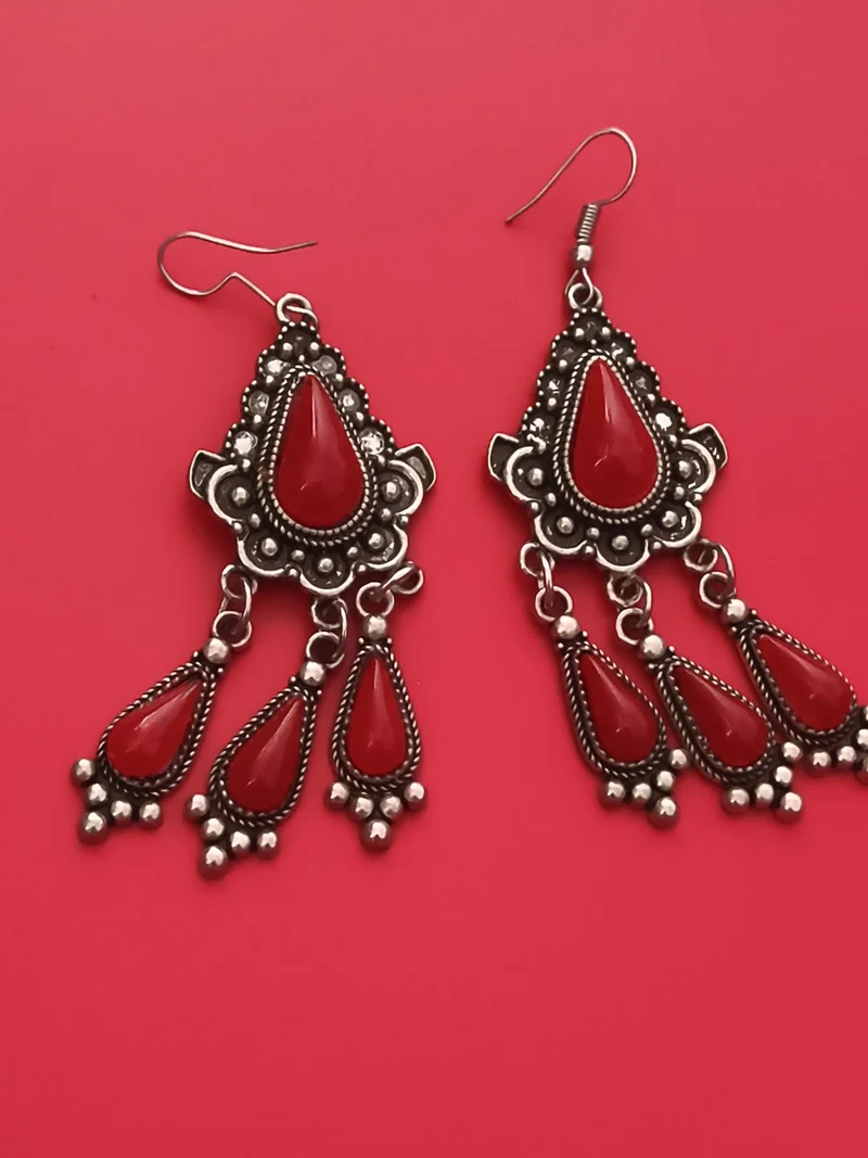 Paire boucles d’oreilles pendantes vintage motif goutte rouge ancien bohème