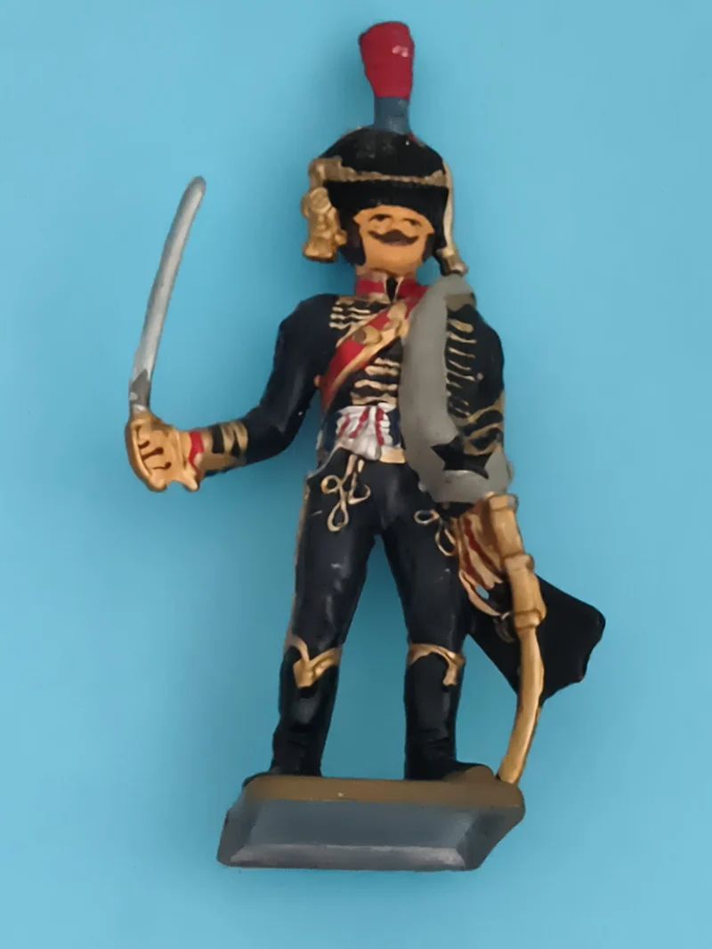Figurine ancienne soldat hussard plomb, uniforme noir doré, sabre, vintage