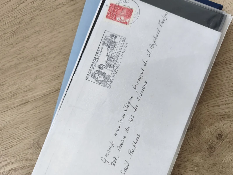 Enveloppe timbrée France philatélie cachet Saint-Raphaël 1999 écriture manuscrit