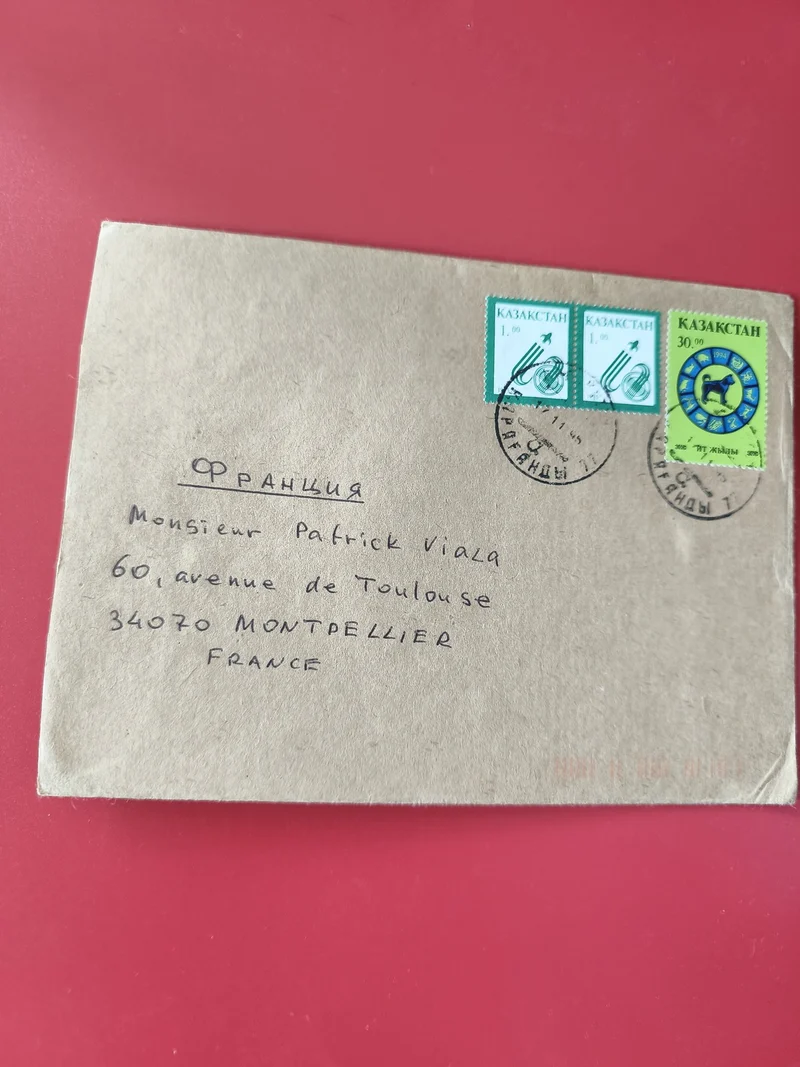 Enveloppe affranchie Kazakhstan avec timbres, envoi manuscrit France