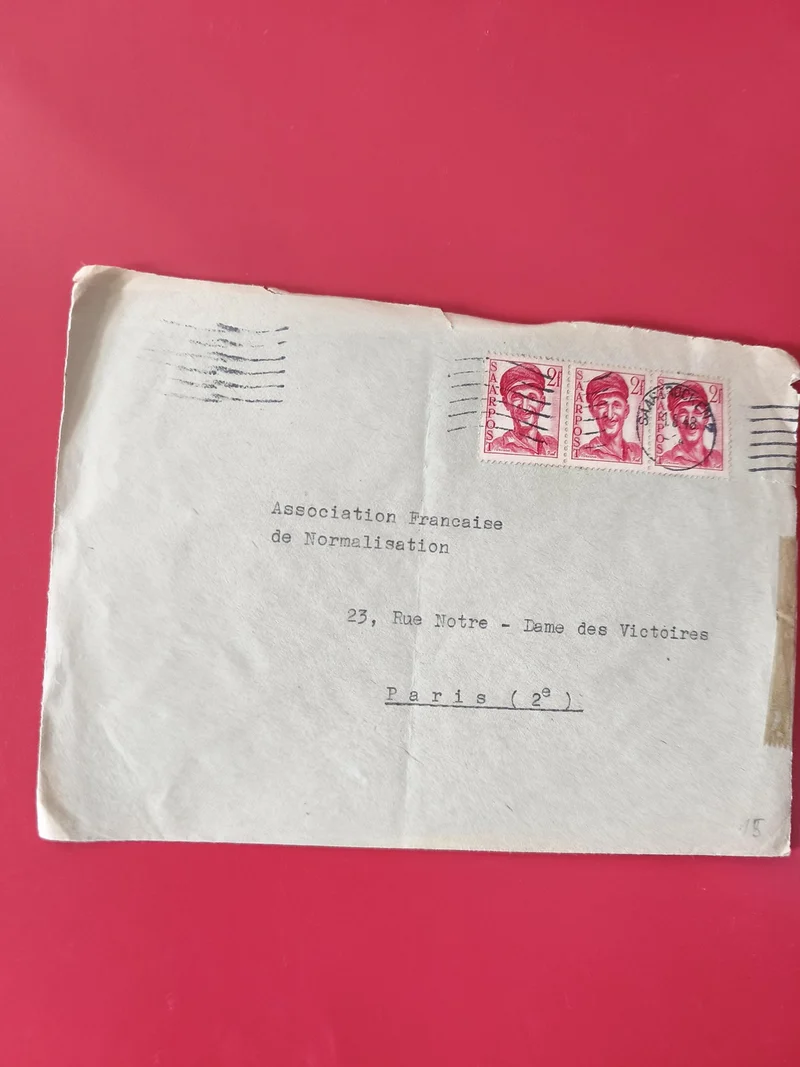 Enveloppe affranchie timbres rouges Marianne, expédiée Paris, oblitérée