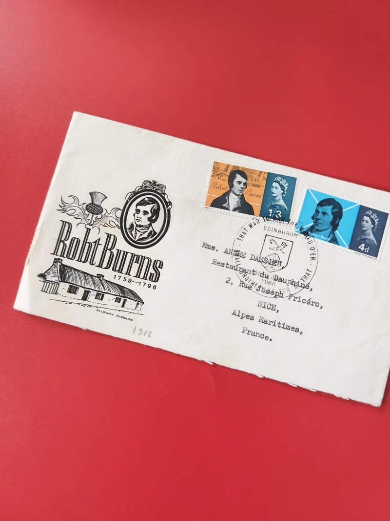 Enveloppe philatélie Robt Burns avec timbres illustrés Écosse sur fond rouge