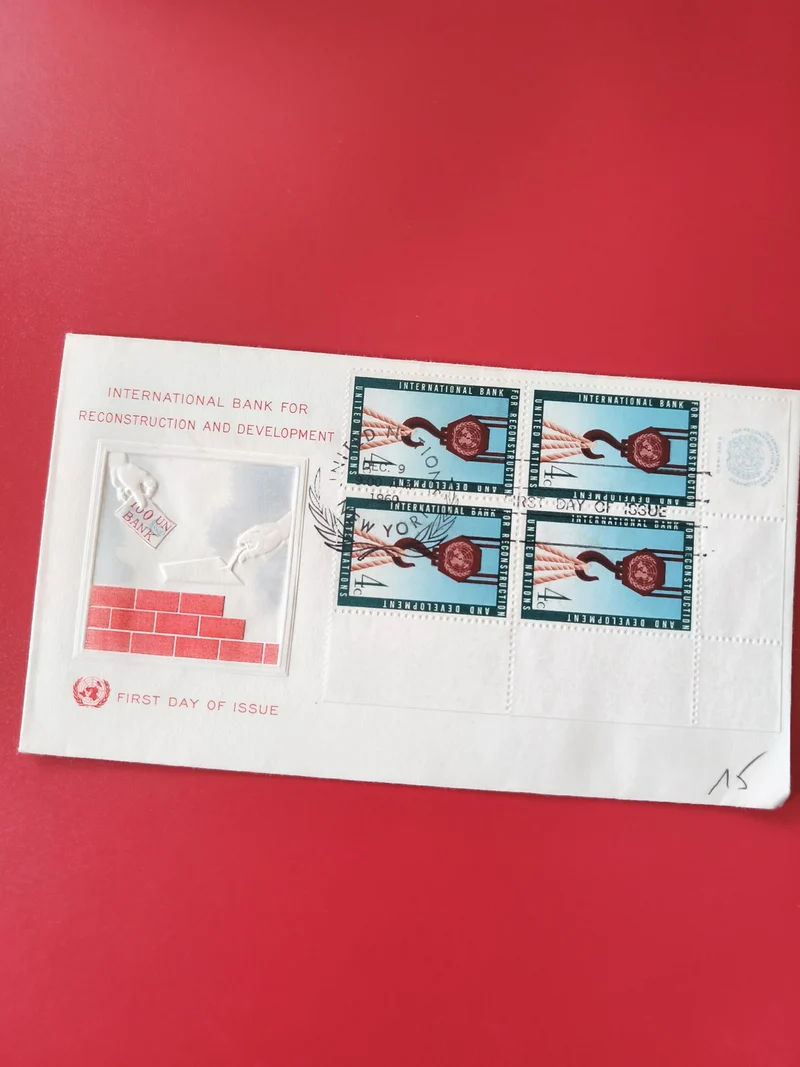 Enveloppe philatélie First Day of Issue Banque Internationale, timbres ONU décor