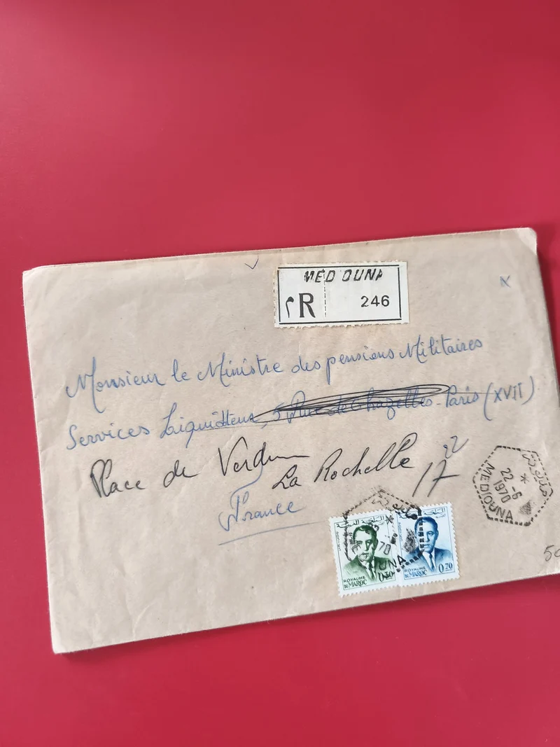 Enveloppe philatélie affranchie timbres portrait, écriture manuscrite, cachets