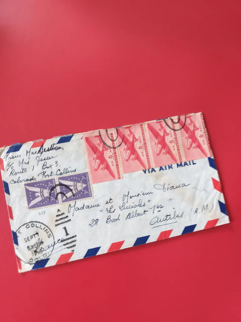 Enveloppe philatélie affranchie, timbres rouges et violets, Par Avion