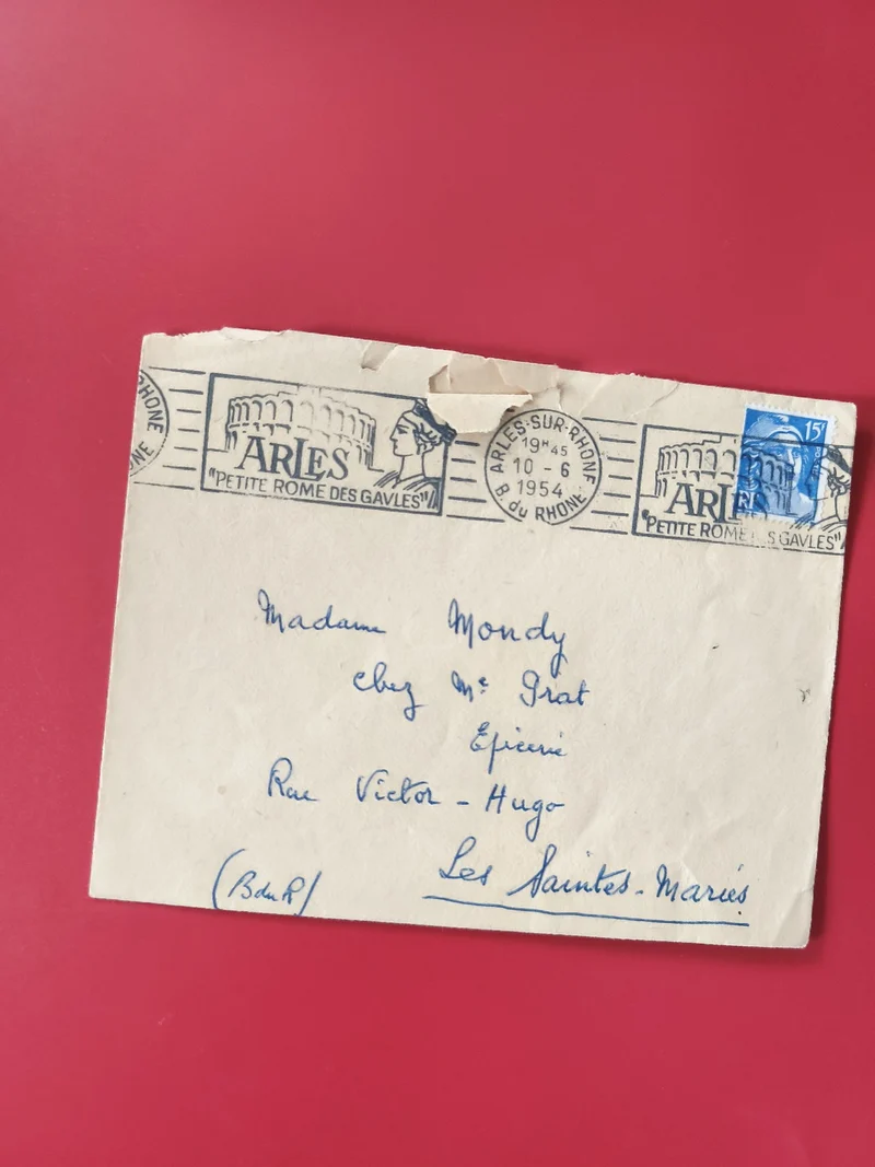 Enveloppe timbrée Arles-sur-Rhône 1954, cachet postal, écriture manuscrite