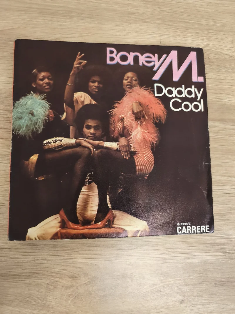 Vinyle 45T Boney M Daddy Cool Disques Carrere pochette couleurs plumes (Ref 1)