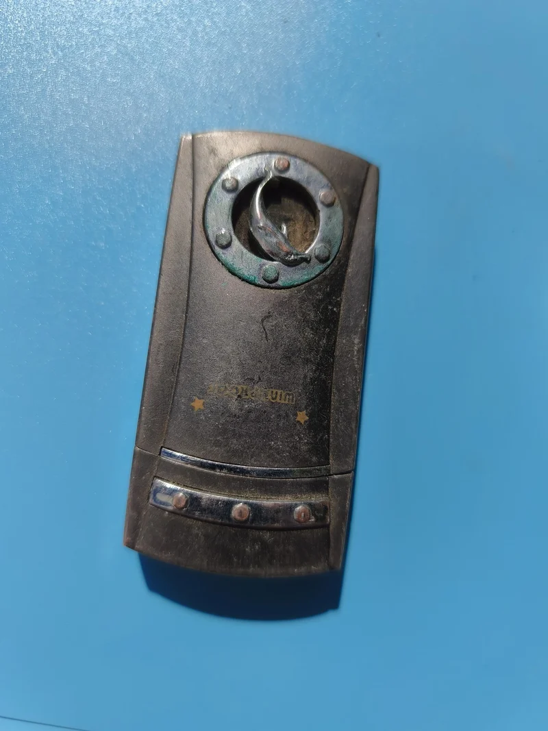Ancien briquet publicitaire métal noir décor rivets, à restaurer, collection
