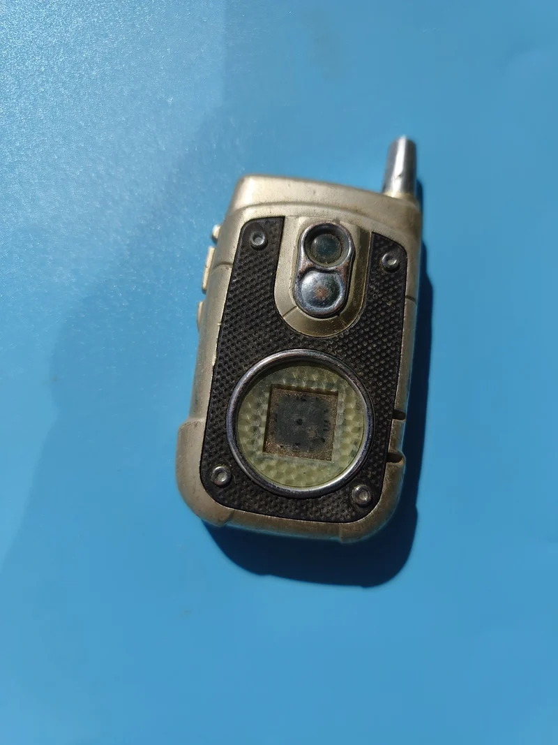 Ancien briquet publicitaire rétro forme téléphone portable à restaurer