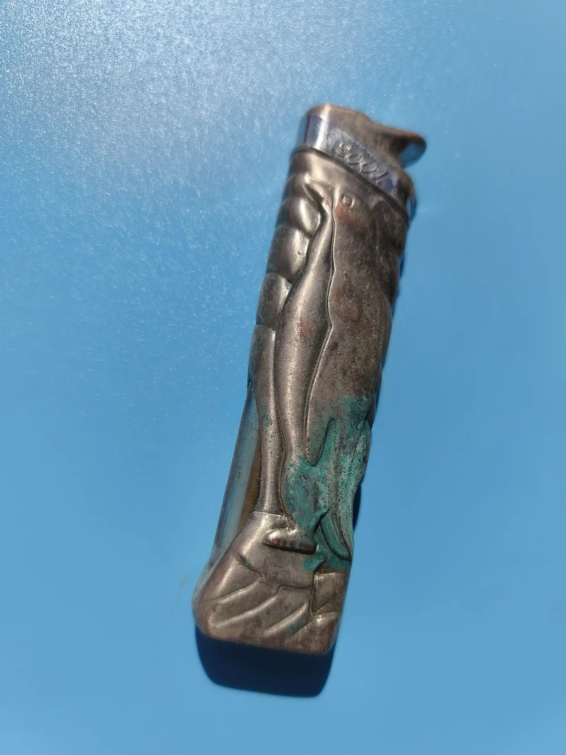 Ancien briquet publicitaire en métal, motif relief, état non testé vintage